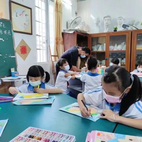 课后服务学校怎么做？带你直击广东'官方带娃'美术辅导现场